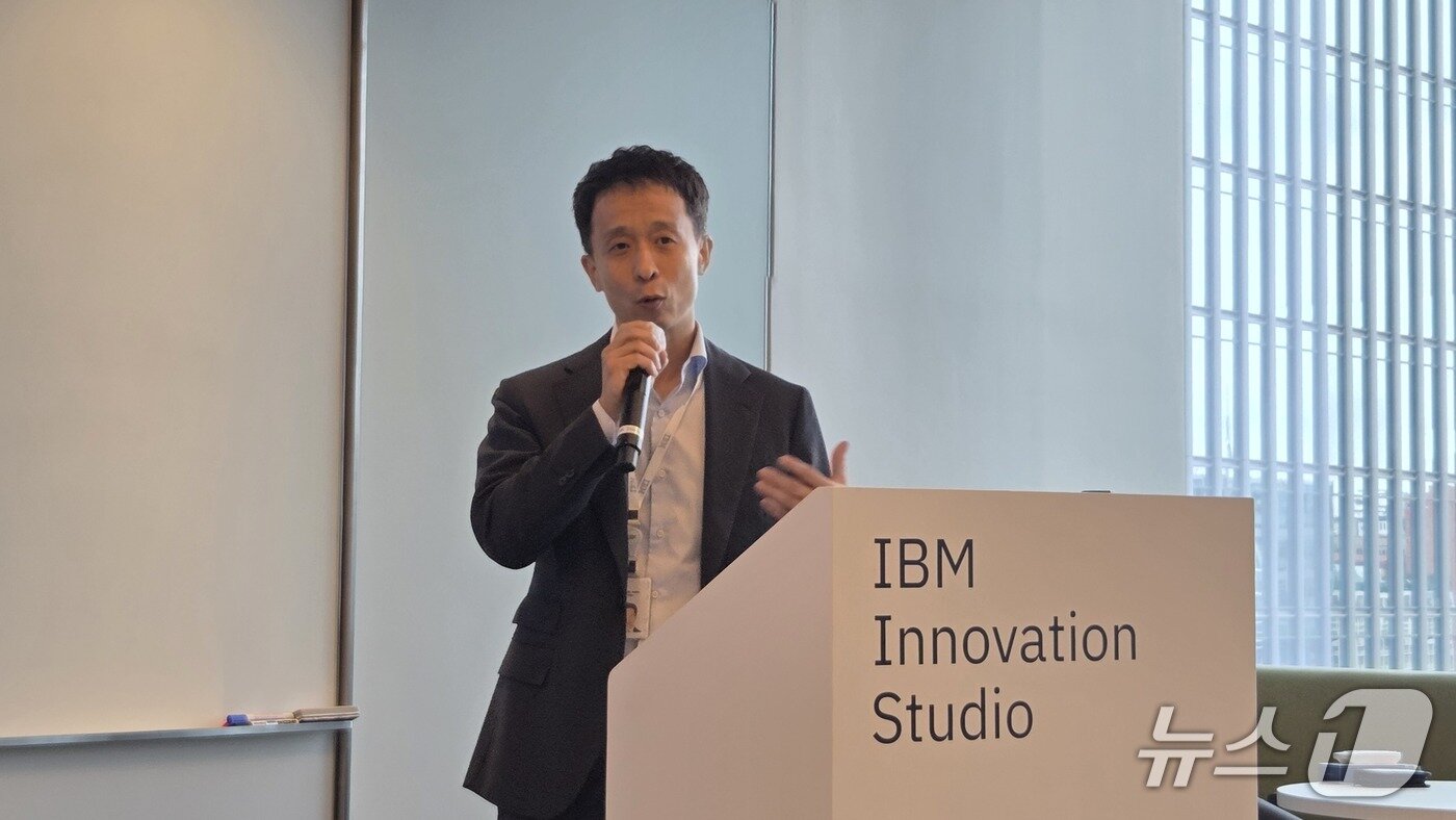 본문 이미지 - 김경홍 한국IBM 파워 사업 총괄 상무가 보안 인프라 역할과 강화 전략을 발표하고 있다. 2025.8.21 뉴스1 ⓒ News1 김민석 기자