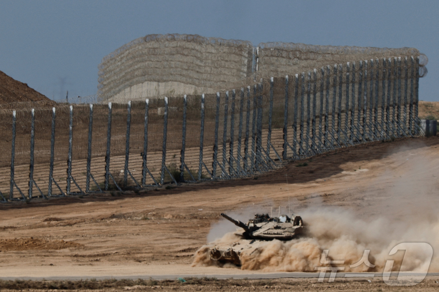 (가자시티 로이터=뉴스1) 양은하 기자 = 20일(현지시간) 이스라엘 전차가 가자지구 접경 이스라엘 측에서 기동하고 있다. 2025. 08. 20.ⓒ 로이터=뉴스1