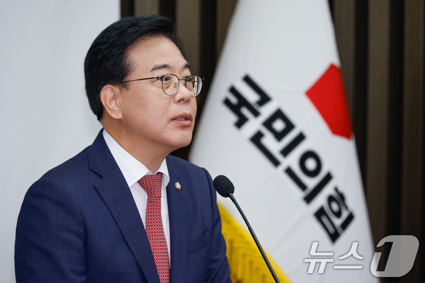 (서울=뉴스1) 안은나 기자 = 송언석 국민의힘 비상대책위원장 겸 원내대표가 21일 오전 서울 여의도 국회에서 열린 의원총회에 참석해 모두 발언하고 있다. 2025.8.21/뉴스1 …