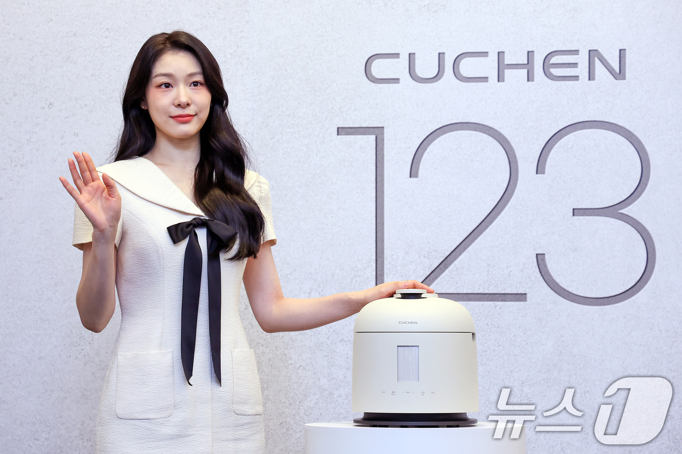 (서울=뉴스1) 민경석 기자 = 전 피겨스케이트 선수 김연아가 21일 서울 강남구 인터컨티넨탈 서울 파르나스 호텔에서 열린 '쿠첸 123 밥솥 론칭 기념 미디어데이'에서 포즈를 취 …