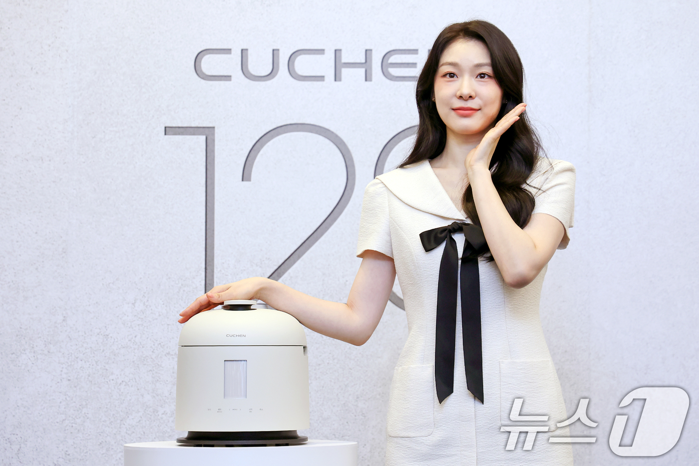 (서울=뉴스1) 민경석 기자 = 전 피겨스케이트 선수 김연아가 21일 서울 강남구 인터컨티넨탈 서울 파르나스 호텔에서 열린 '쿠첸 123 밥솥 론칭 기념 미디어데이'에서 포즈를 취 …