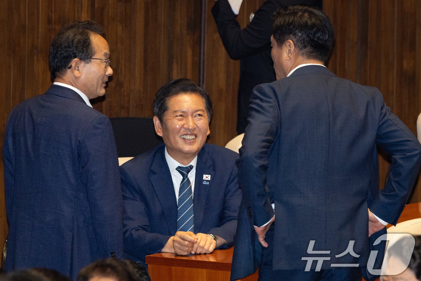 본문 이미지 - 정청래 더불어민주당 대표가 21일 서울 여의도 국회에서 열린 제428회 국회&#40;임시회&#41; 제1차 본회의에서 의원들과 대화하고 있다. 2025.8.21/뉴스1 ⓒ News1 유승관 기자