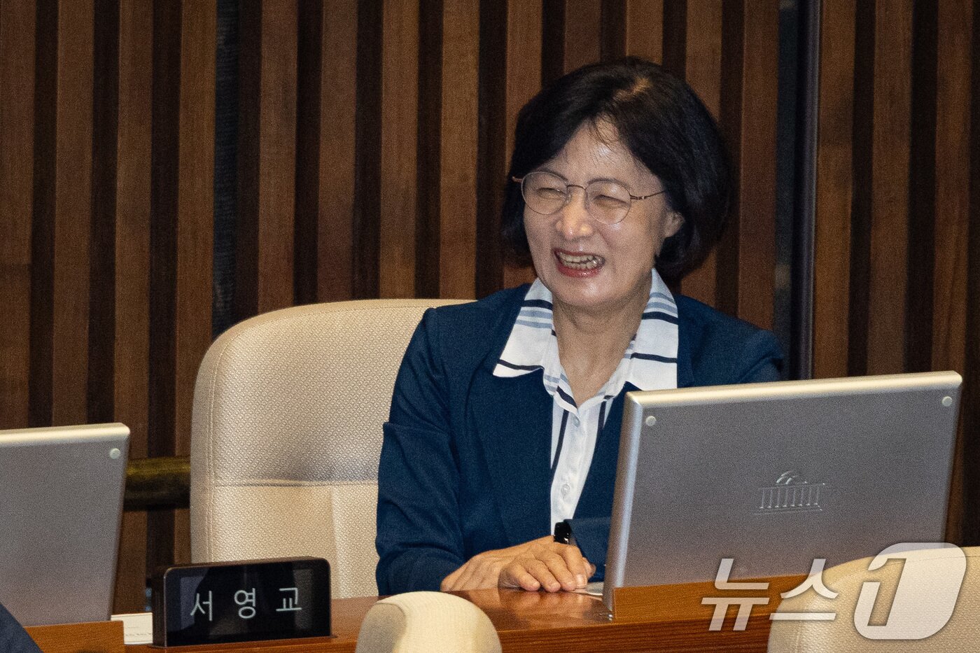 본문 이미지 - 추미애 신임 국회 법제사법위원장이 21일 서울 여의도 국회에서 열린 제428회 국회&#40;임시회&#41; 제1차 본회의에서 미소짓고 있다. 2025.8.21/뉴스1 ⓒ News1 유승관 기자