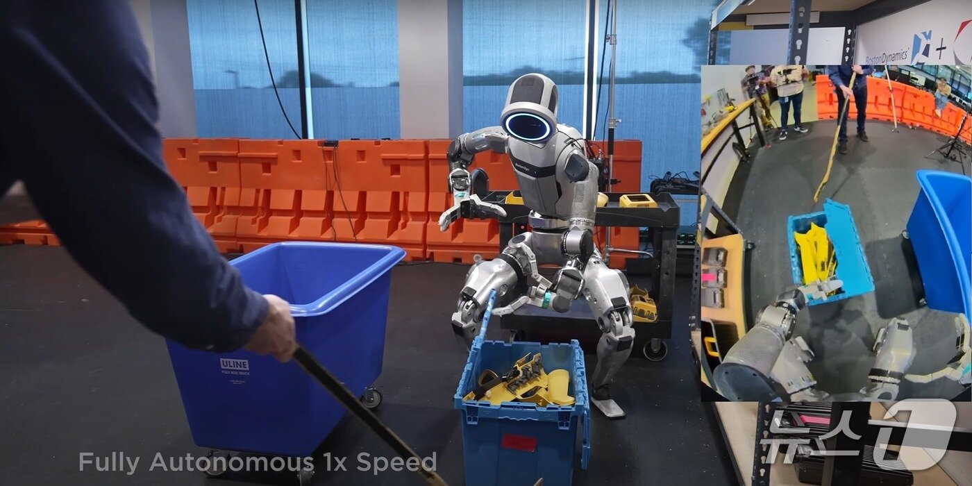 본문 이미지 - 20일 보스턴다이나믹스가 공개한 영상에서 아틀라스가 연구원들의 방해에도 스스로 판단해 업무를 수행하는 모습 (Boston Dynamics유튜브 채널 캡쳐)