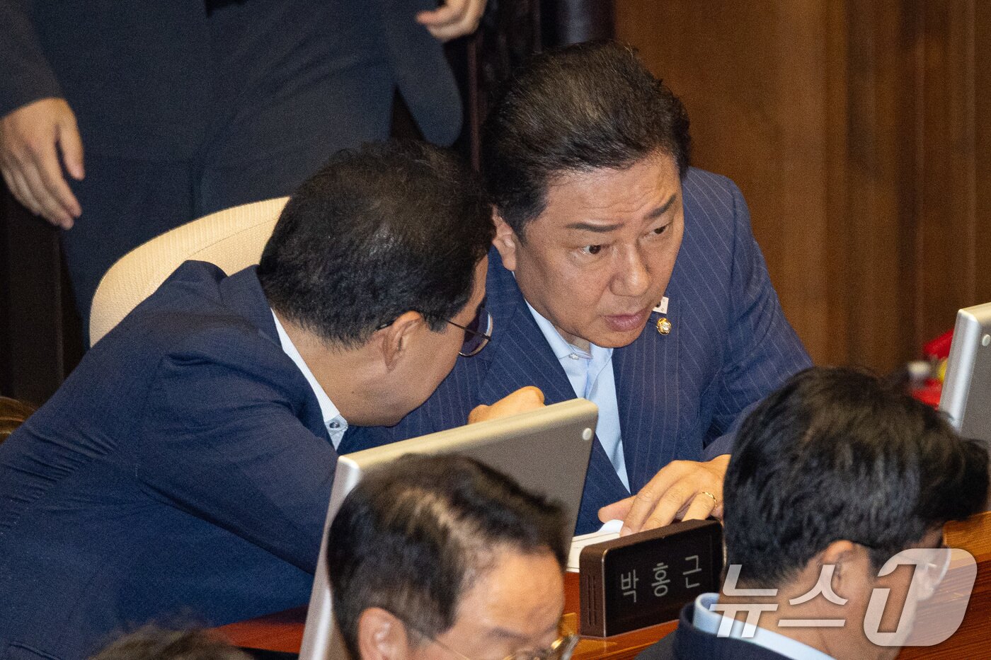 본문 이미지 - 김병기 더불어민주당 원내대표가 21일 서울 여의도 국회에서 열린 제428회 국회&#40;임시회&#41; 제1차 본회의에서 박홍근 의원과 대화하고 있다. 2025.8.21/뉴스1 ⓒ News1 유승관 기자