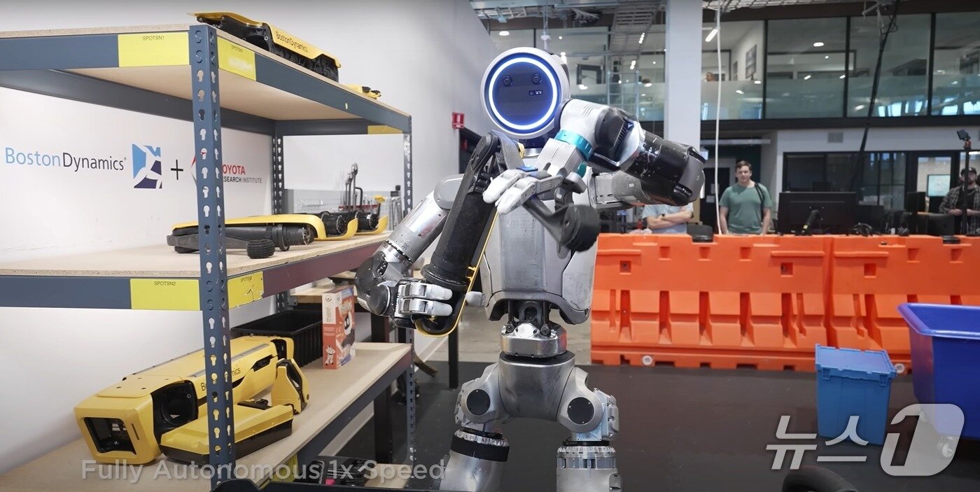 본문 이미지 - 20일 보스턴다이나믹스가 공개한 영상에서 아틀라스가 스팟 다리 부품을 들어 접는 동작을 구현하는 모습 (Boston Dynamics유튜브 채널 캡쳐)