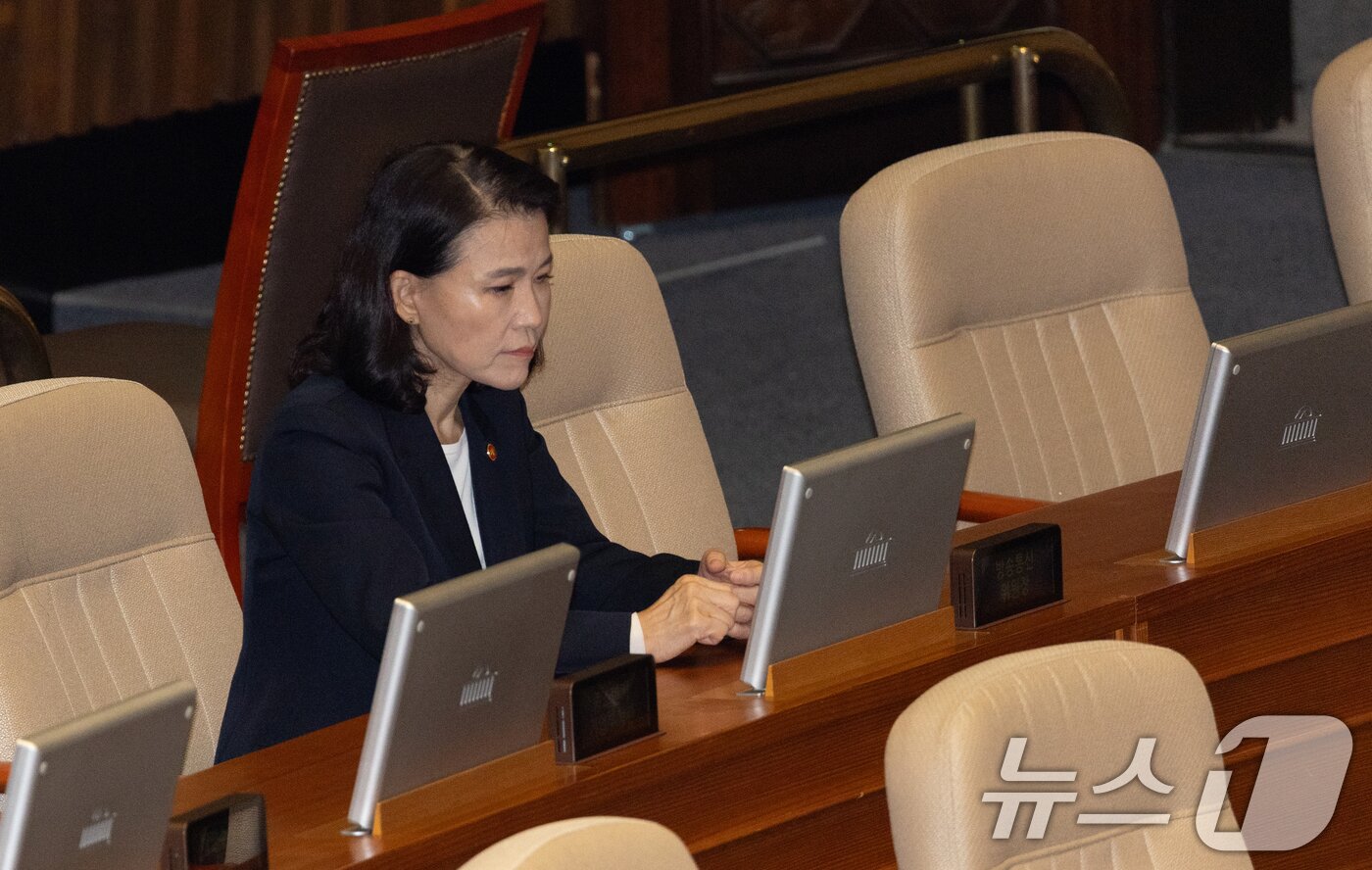본문 이미지 - 이진숙 방송통신위원장이 21일 서울 여의도 국회에서 열린 제428회 국회&#40;임시회&#41; 본회의에 자리하고 있다. 2025.8.21/뉴스1 ⓒ News1 이승배 기자
