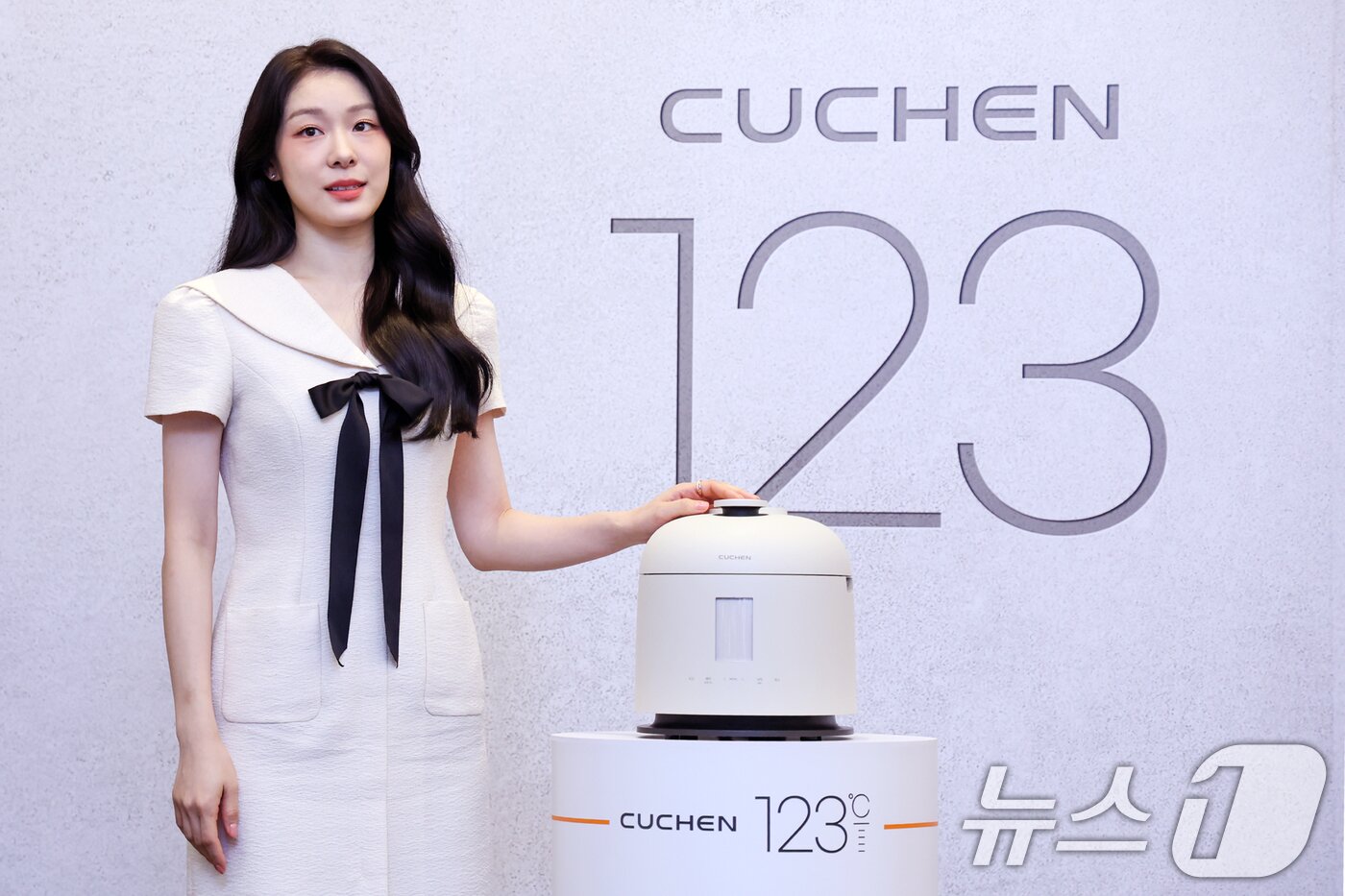 본문 이미지 - 전 피겨스케이트 선수 김연아가 21일 서울 강남구 인터컨티넨탈 서울 파르나스 호텔에서 열린 &#39;쿠첸 123 밥솥 론칭 기념 미디어데이&#39;에서 포즈를 취하고 있다. &#39;쿠첸 123 밥솥&#39;은 국내 최고 2.2 초고압 기능을 탑재, 123℃의 취사 온도를 구현해 잡곡 등 딱딱한 곡물을 더 빠르게 취사할 수 있다. 2025.8.21/뉴스1 ⓒ News1 민경석 기자
