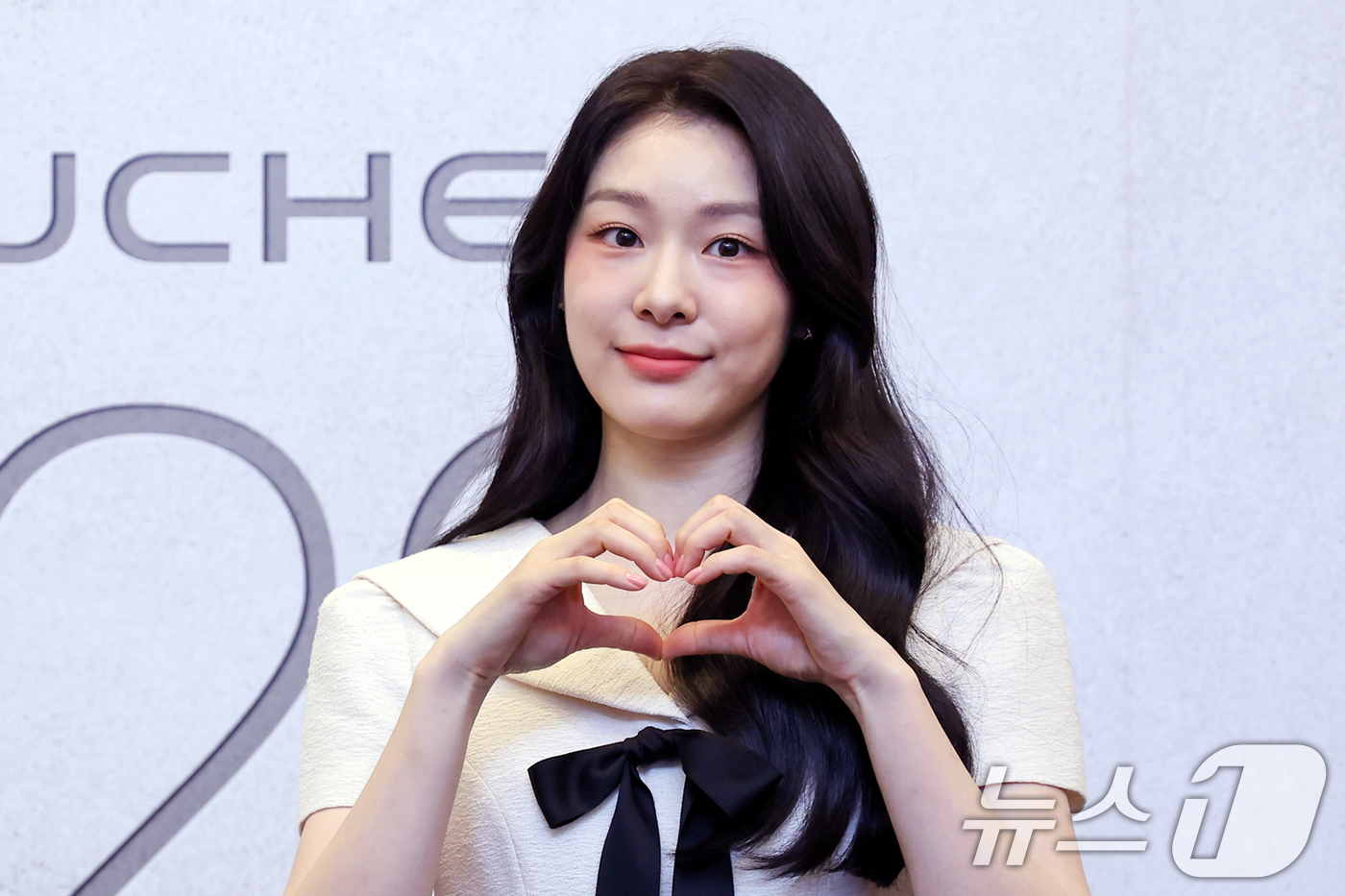 (서울=뉴스1) 민경석 기자 = 전 피겨스케이트 선수 김연아가 21일 서울 강남구 인터컨티넨탈 서울 파르나스 호텔에서 열린 '쿠첸 123 밥솥 론칭 기념 미디어데이'에서 포즈를 취 …