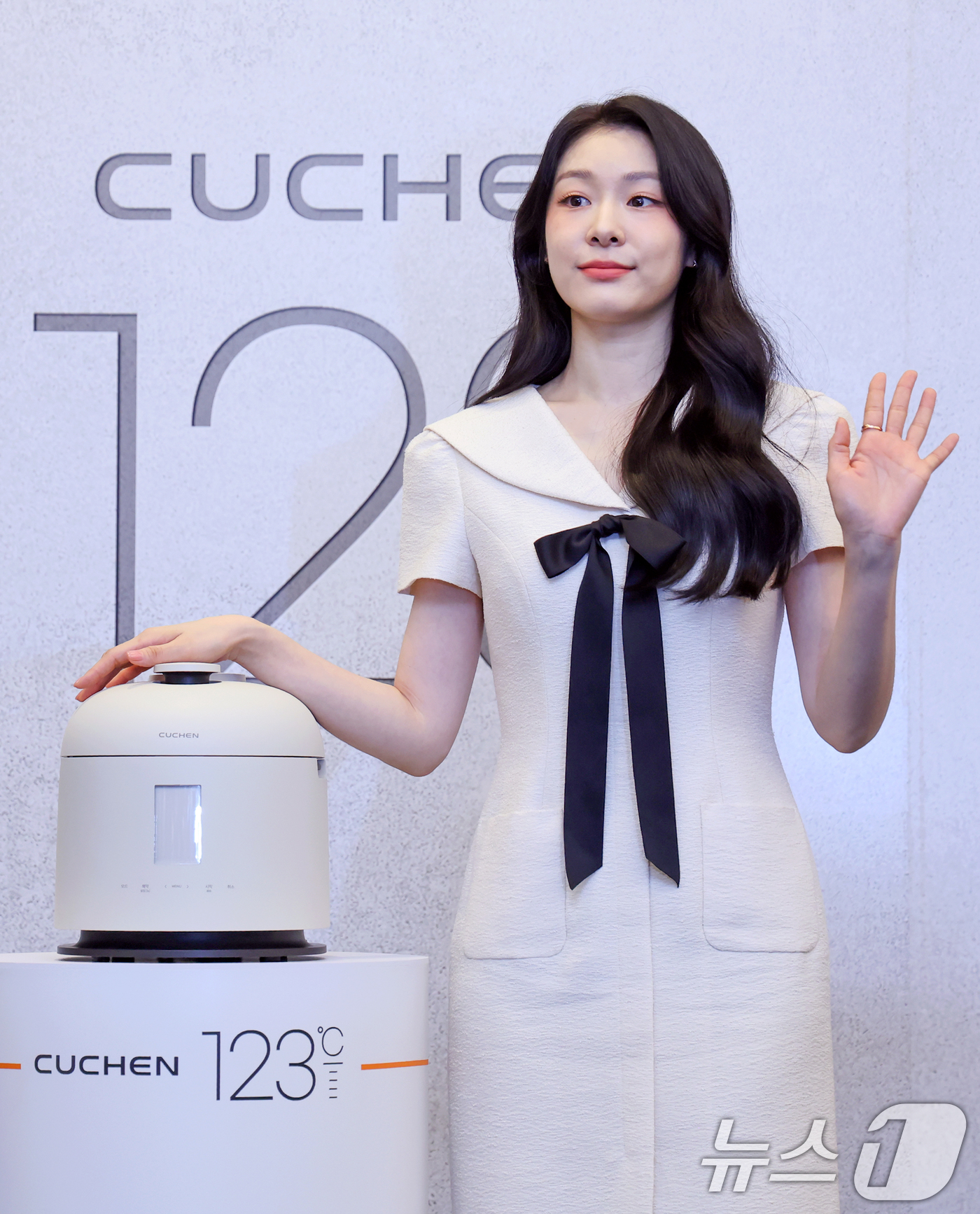 (서울=뉴스1) 민경석 기자 = 전 피겨스케이트 선수 김연아가 21일 서울 강남구 인터컨티넨탈 서울 파르나스 호텔에서 열린 '쿠첸 123 밥솥 론칭 기념 미디어데이'에서 포즈를 취 …