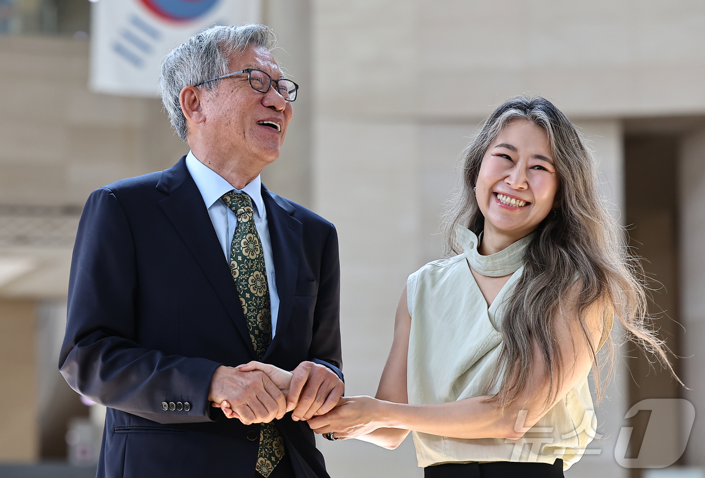 (서울=뉴스1) 김도우 기자 = 유홍준 국립중앙박물관장과 넷플릭스 애니메이션 영화 '케이팝 데몬 헌터스'의 메기 강 감독이 21일 서울 용산구 국립중앙박물관에서 만나 인사를 나누고 …