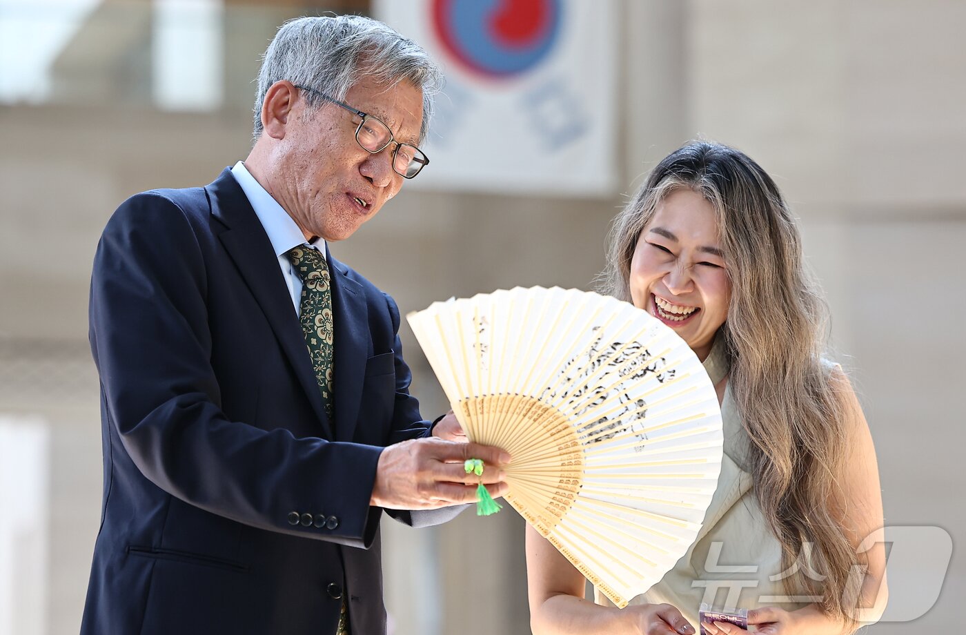 본문 이미지 - 유홍준 국립중앙박물관장과 넷플릭스 애니메이션 영화 '케이팝 데몬 헌터스'의 메기 강 감독이 21일 서울 용산구 국립중앙박물관에서 만나 인사를 나누고 있다. 2025.8.21/뉴스1 ⓒ News1 김도우 기자