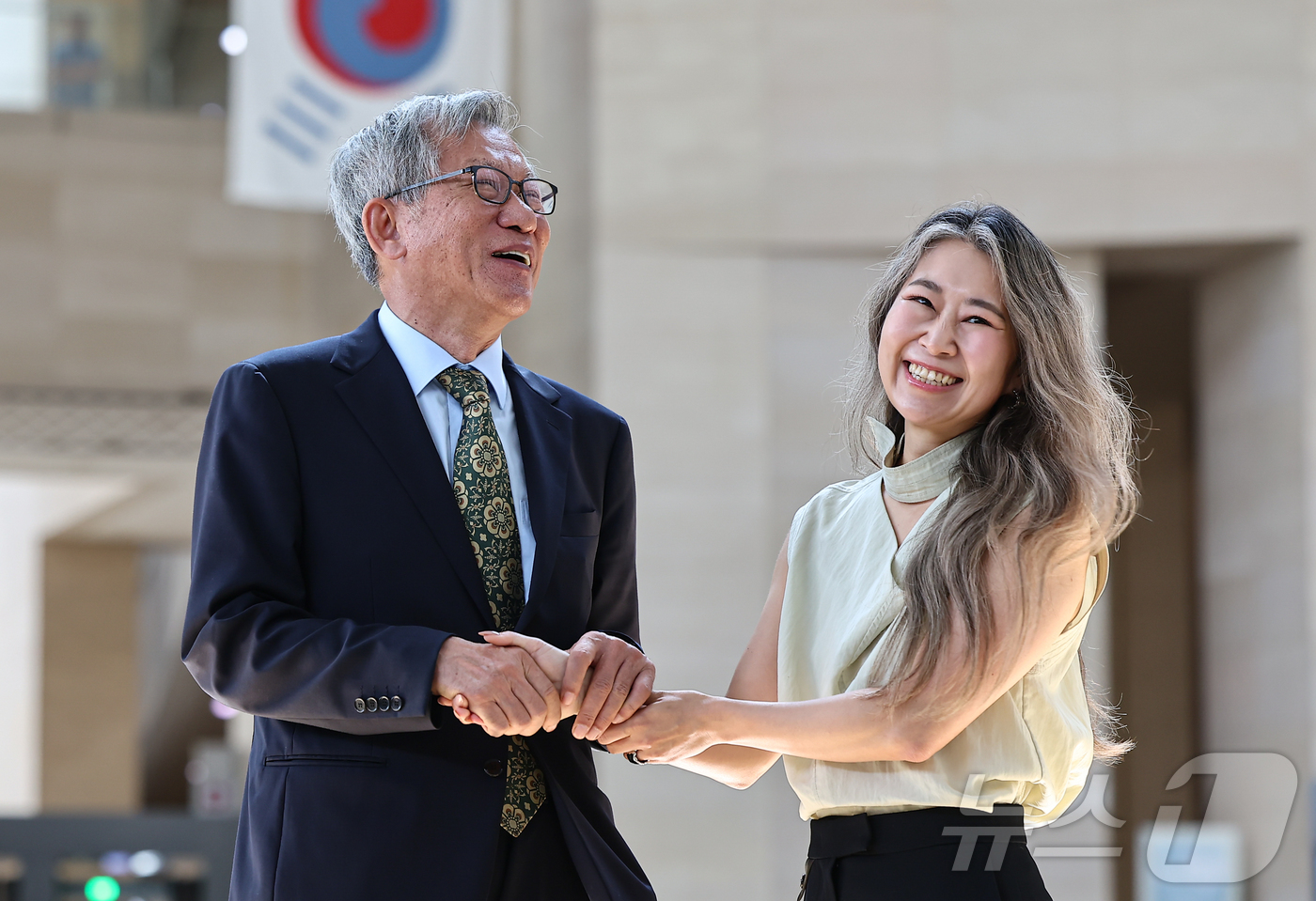 (서울=뉴스1) 김도우 기자 = 유홍준 국립중앙박물관장과 넷플릭스 애니메이션 영화 '케이팝 데몬 헌터스'의 메기 강 감독이 21일 서울 용산구 국립중앙박물관에서 만나 인사를 나누고 …