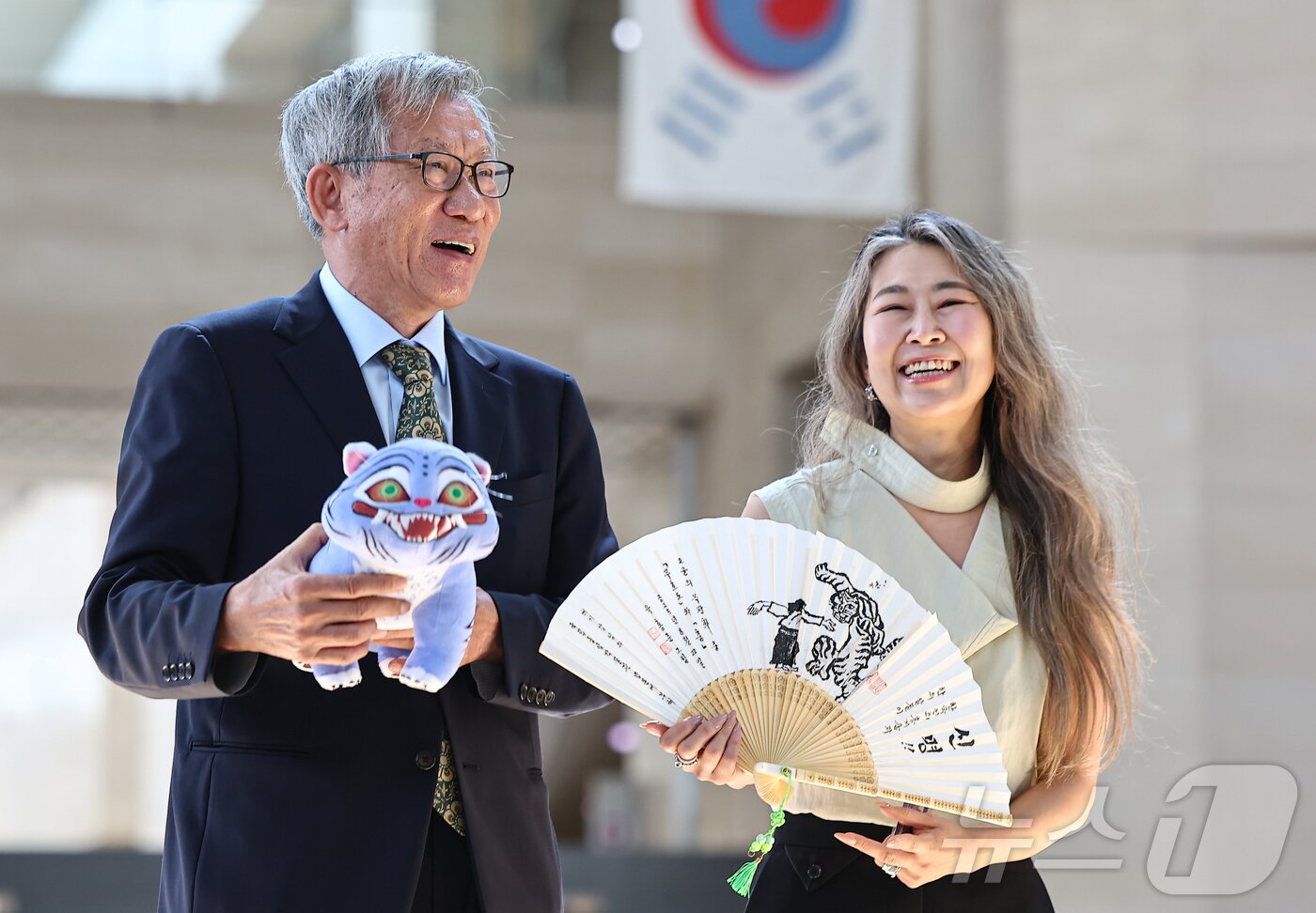 본문 이미지 - 유홍준(왼쪽) 국립중앙박물관장과 넷플릭스 애니메이션 영화 '케이팝 데몬 헌터스'의 매기 강 감독/뉴스1 ⓒ News1 김도우 기자