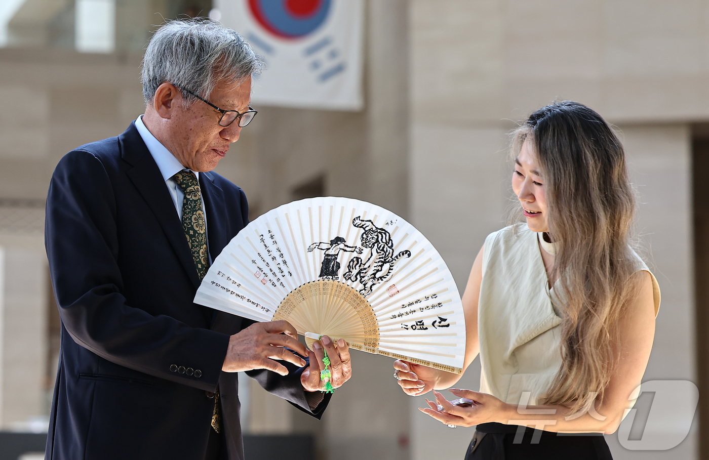 (서울=뉴스1) 김도우 기자 = 유홍준 국립중앙박물관장과 넷플릭스 애니메이션 영화 '케이팝 데몬 헌터스'의 메기 강 감독이 21일 서울 용산구 국립중앙박물관에서 만나 인사를 나누고 …