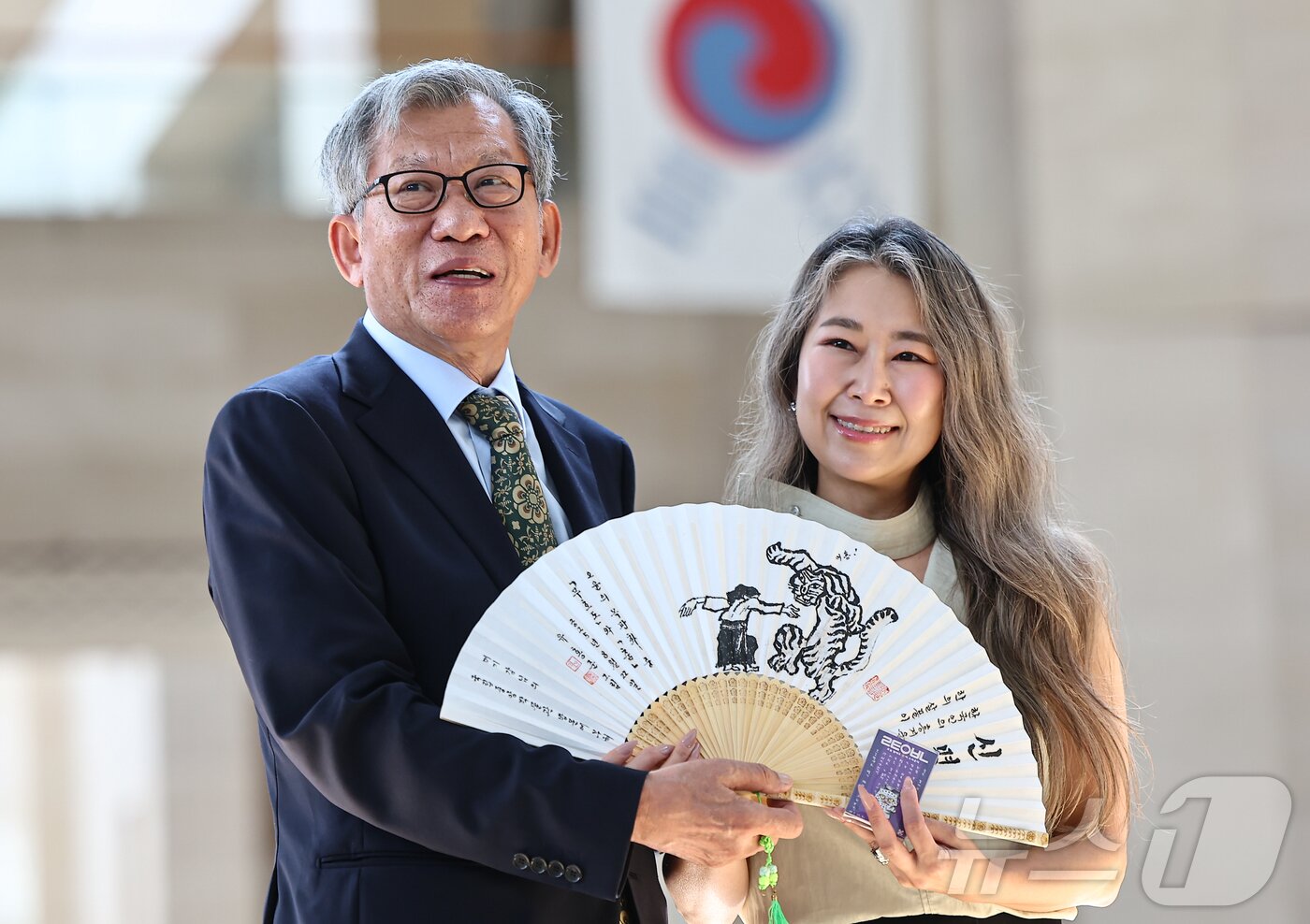 본문 이미지 - 유홍준 국립중앙박물관장과 넷플릭스 애니메이션 영화 '케이팝 데몬 헌터스'의 메기 강 감독/뉴스1 ⓒ News1 김도우 기자