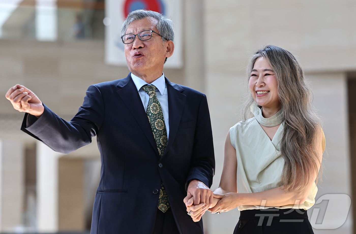 (서울=뉴스1) 김도우 기자 = 유홍준 국립중앙박물관장과 넷플릭스 애니메이션 영화 '케이팝 데몬 헌터스'의 메기 강 감독이 21일 서울 용산구 국립중앙박물관에서 만나 인사를 나누고 …