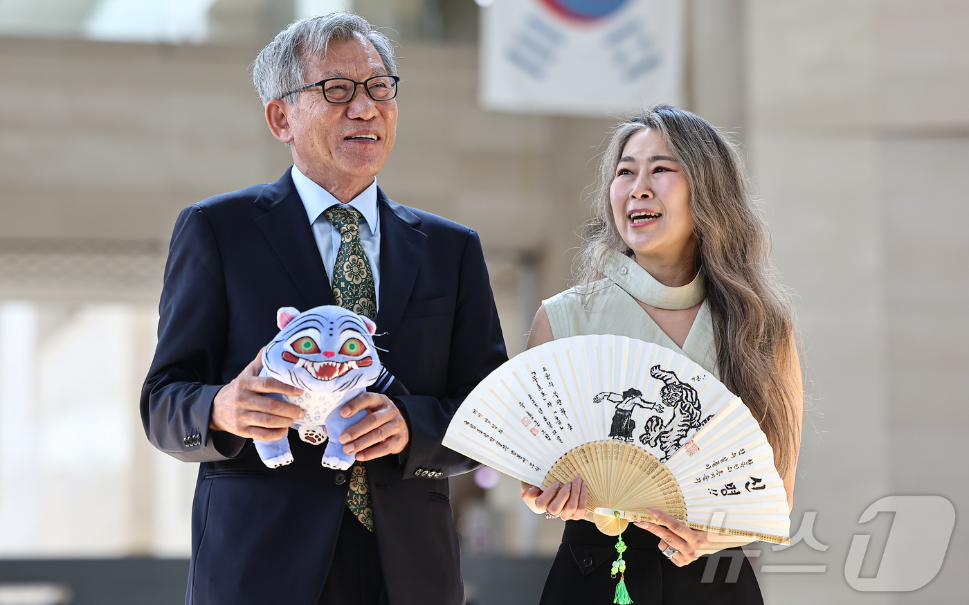 (서울=뉴스1) 김도우 기자 = 유홍준 국립중앙박물관장과 넷플릭스 애니메이션 영화 '케이팝 데몬 헌터스'의 메기 강 감독이 21일 서울 용산구 국립중앙박물관에서 만나 인사를 나누고 …