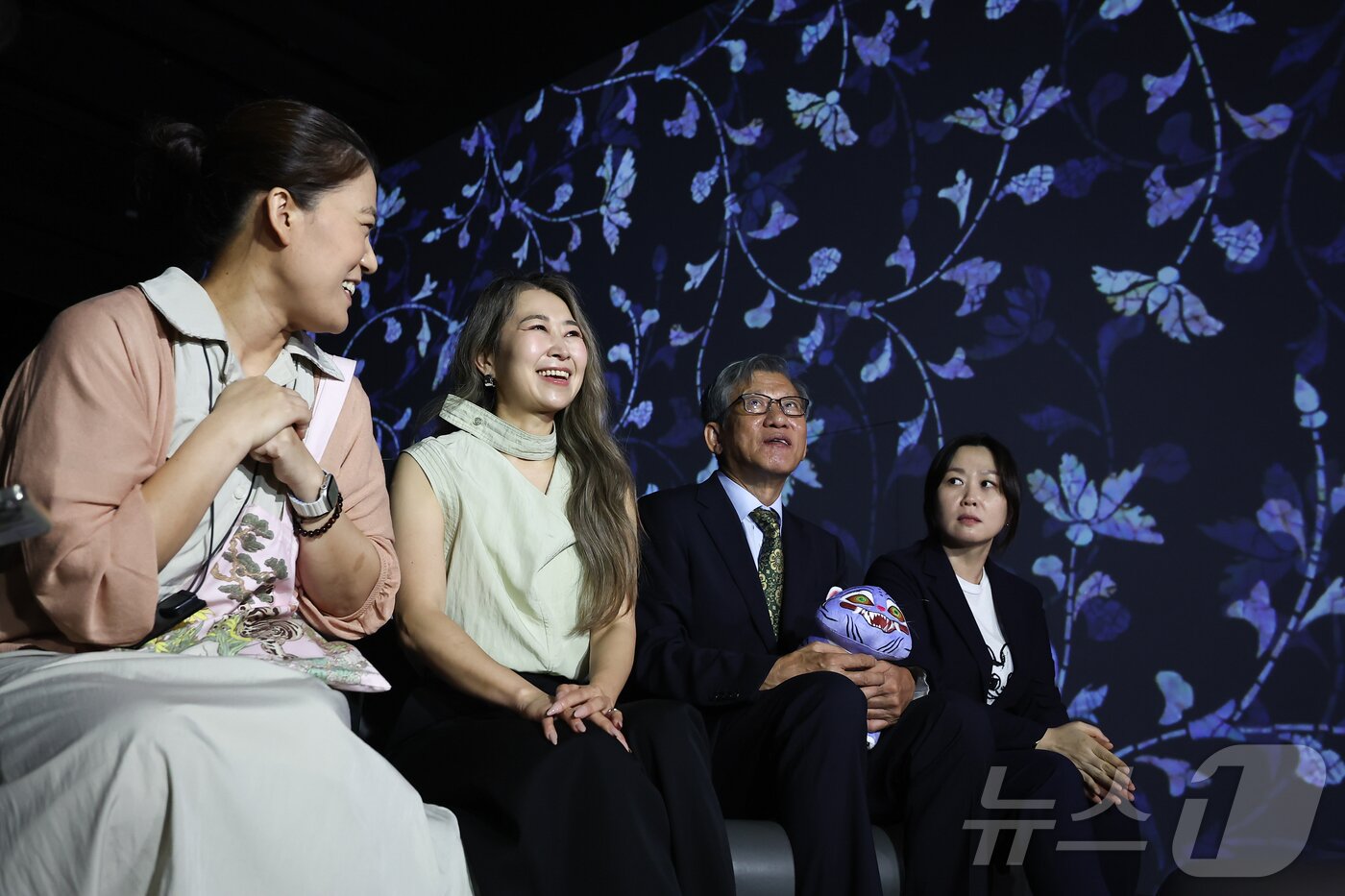 본문 이미지 - 유홍준 국립중앙박물관장과 넷플릭스 애니메이션 영화 '케이팝 데몬 헌터스'의 메기 강 감독이 21일 서울 용산구 국립중앙박물관에서 전시장을 둘러보고 있다. 2025.8.21/뉴스1 ⓒ News1 김도우 기자