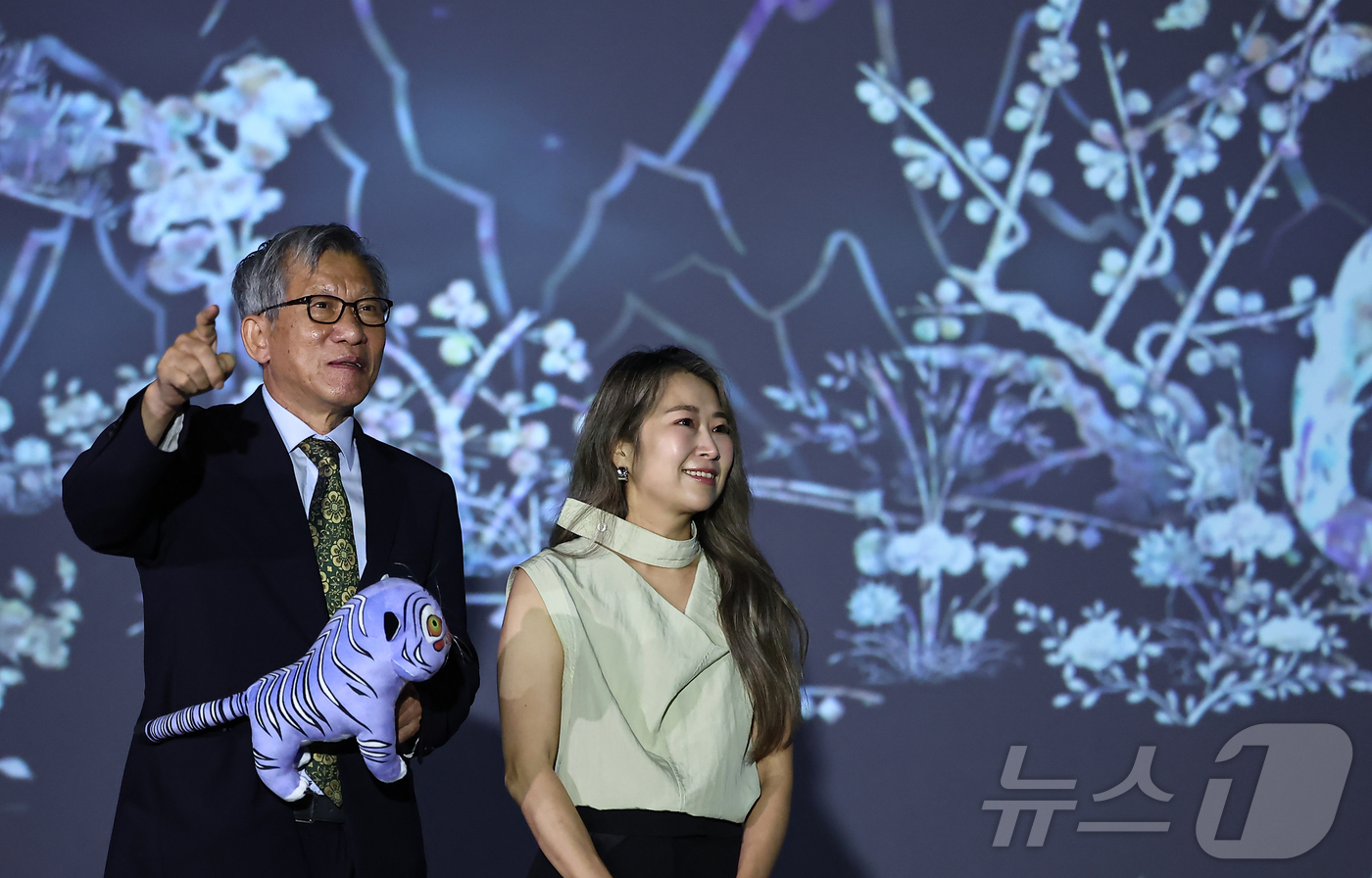 (서울=뉴스1) 김도우 기자 = 유홍준 국립중앙박물관장과 넷플릭스 애니메이션 영화 '케이팝 데몬 헌터스'의 메기 강 감독이 21일 서울 용산구 국립중앙박물관에서 전시장을 둘러보고 …