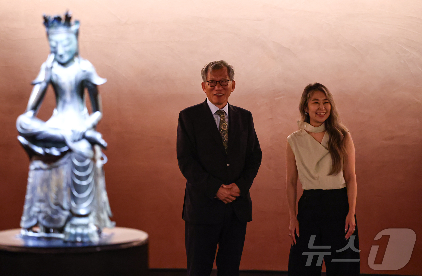 (서울=뉴스1) 김도우 기자 = 유홍준 국립중앙박물관장과 넷플릭스 애니메이션 영화 '케이팝 데몬 헌터스'의 메기 강 감독이 21일 서울 용산구 국립중앙박물관에서 전시장을 둘러보고 …