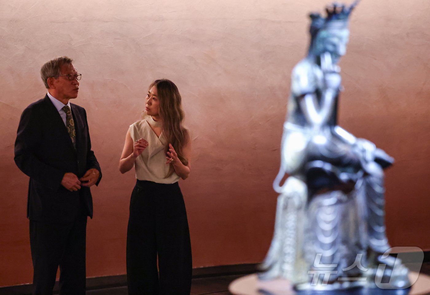 (서울=뉴스1) 김도우 기자 = 유홍준 국립중앙박물관장과 넷플릭스 애니메이션 영화 '케이팝 데몬 헌터스'의 메기 강 감독이 21일 서울 용산구 국립중앙박물관에서 전시장을 둘러보고 …