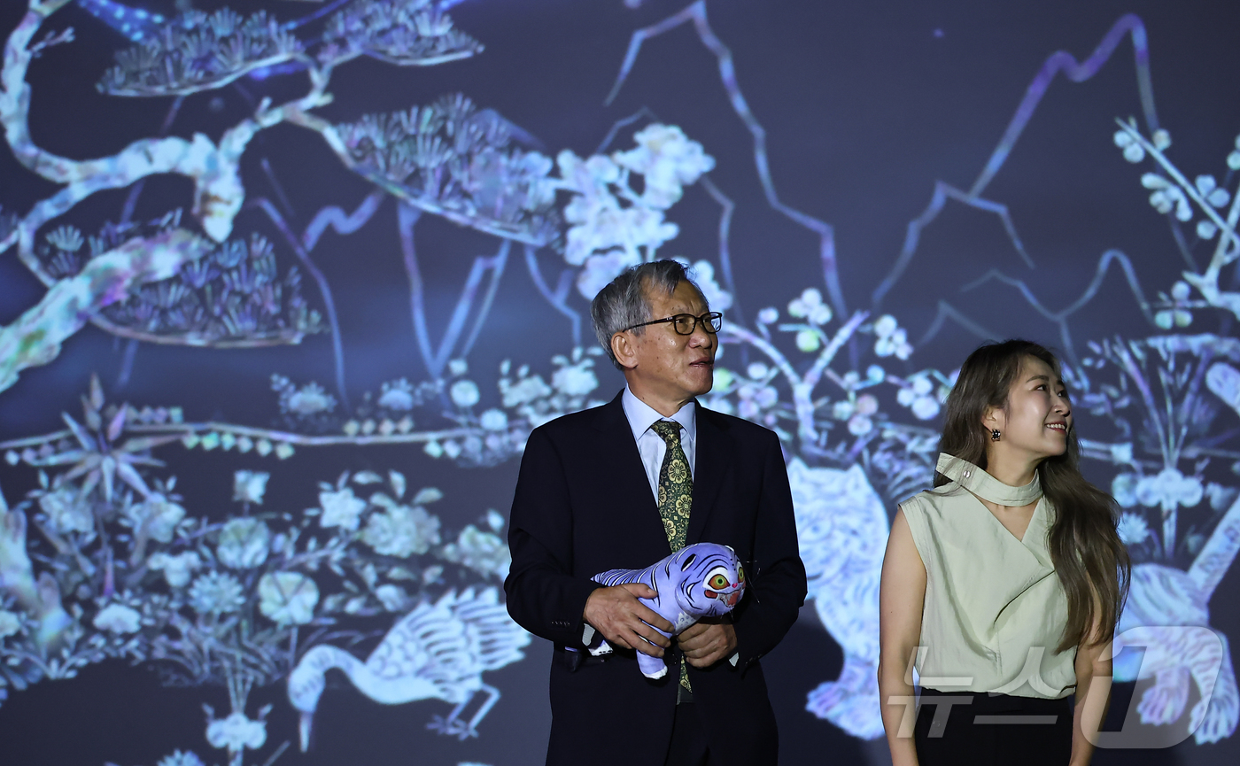 (서울=뉴스1) 김도우 기자 = 유홍준 국립중앙박물관장과 넷플릭스 애니메이션 영화 '케이팝 데몬 헌터스'의 메기 강 감독이 21일 서울 용산구 국립중앙박물관에서 전시장을 둘러보고 …