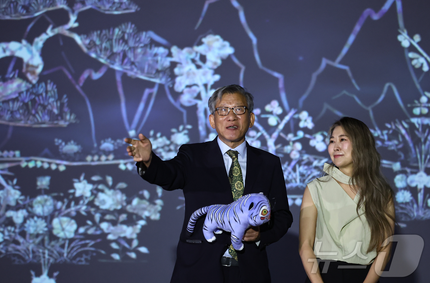 (서울=뉴스1) 김도우 기자 = 유홍준 국립중앙박물관장과 넷플릭스 애니메이션 영화 '케이팝 데몬 헌터스'의 메기 강 감독이 21일 서울 용산구 국립중앙박물관에서 전시장을 둘러보고 …