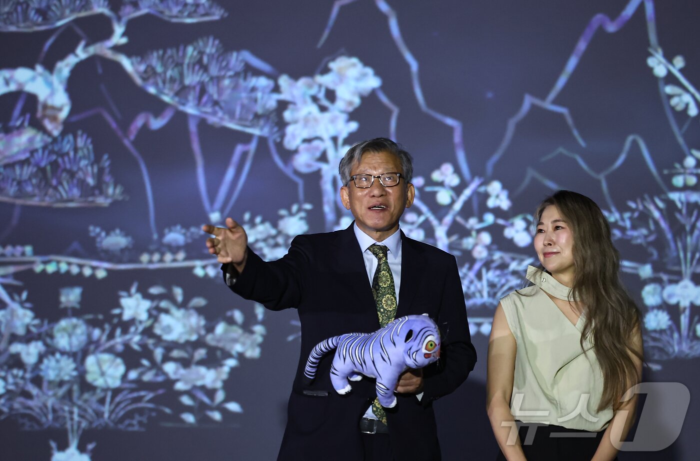 본문 이미지 - 유홍준 국립중앙박물관장과 넷플릭스 애니메이션 영화 '케이팝 데몬 헌터스'의 메기 강 감독이 21일 서울 용산구 국립중앙박물관에서 전시장을 둘러보고 있다. 2025.8.21/뉴스1 ⓒ News1 김도우 기자