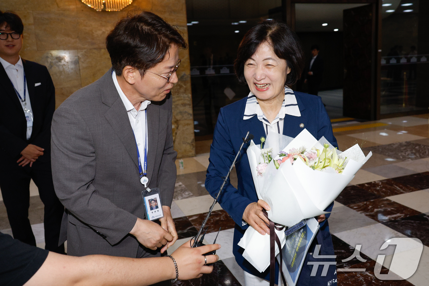 (서울=뉴스1) 안은나 기자 = 추미애 신임 법제사법위원회 위원장이 21일 서울 여의도 국회 본회의장 앞에서 법사위 직원들로부터 꽃다발을 받고 있다. 2025.8.21/뉴스1