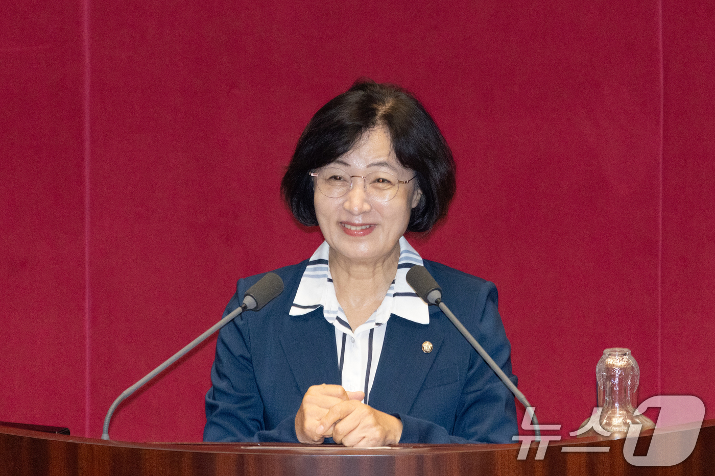 (서울=뉴스1) 이승배 기자 = 신임 국회 법제사법위원장으로 선출된 추미애 더불어민주당 의원이 21일 서울 여의도 열린 제428회 국회(임시회) 본회의에서 선출 인사를 하고 있다. …