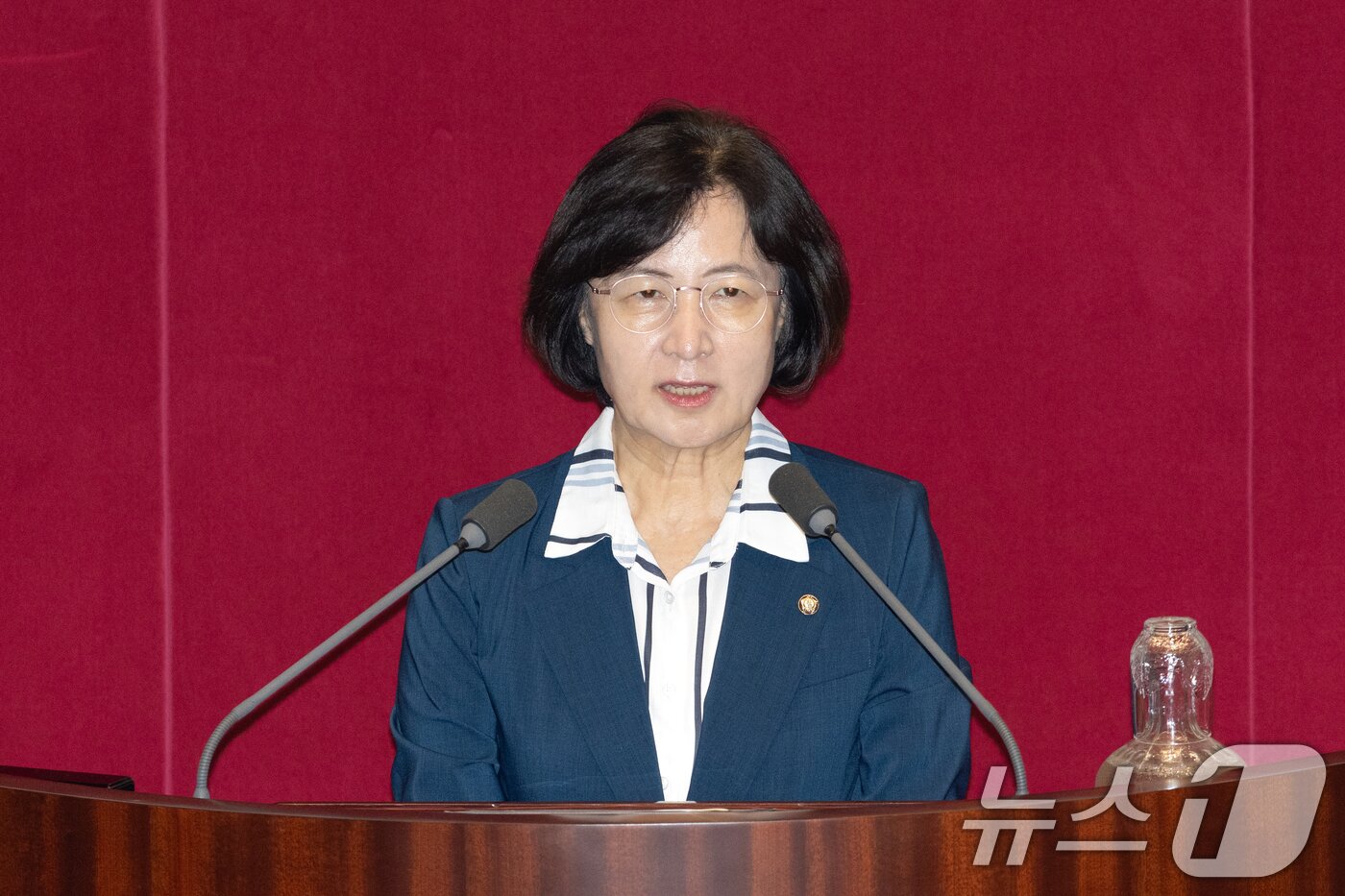 본문 이미지 - 신임 국회 법제사법위원장으로 선출된 추미애 더불어민주당 의원이 21일 서울 여의도 열린 제428회 국회&#40;임시회&#41; 본회의에서 선출 인사를 하고 있다. 2025.8.21/뉴스1 ⓒ News1 이승배 기자