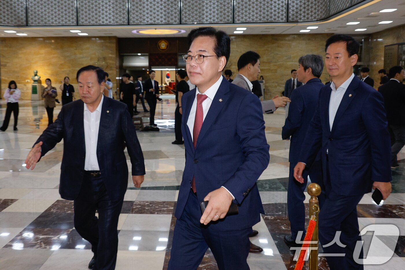 본문 이미지 - 송언석 국민의힘 비상대책위원장 겸 원내대표가 21일 오전 서울 여의도 국회에서 한국교육방송공사법 개정안&#40;EBS법&#41;에 대한 필리버스터&#40;무제한 토론&#41;가 시작되자 본회의장으로 향하고 있다. 2025.8.21/뉴스1 ⓒ News1 안은나 기자