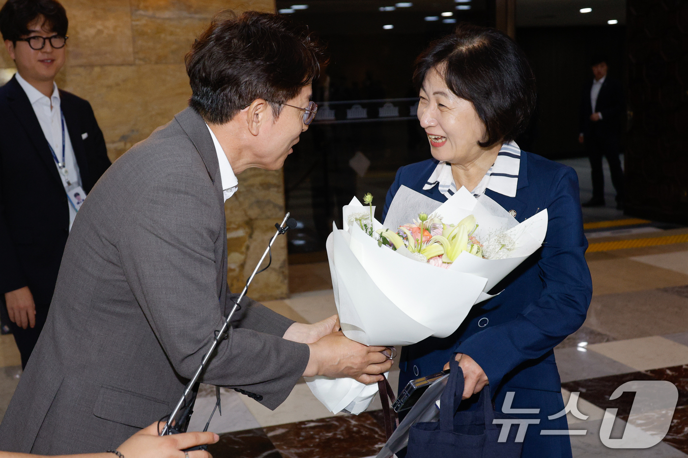 (서울=뉴스1) 안은나 기자 = 추미애 신임 법제사법위원회 위원장이 21일 서울 여의도 국회 본회의장 앞에서 법사위 직원들로부터 꽃다발을 받고 있다. 2025.8.21/뉴스1