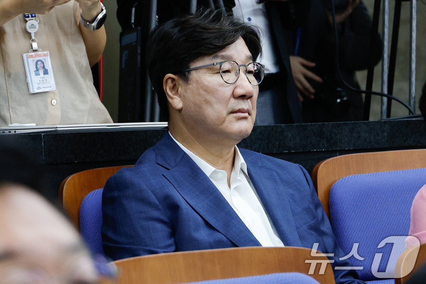 본문 이미지 - 권성동 국민의힘 의원이 21일 서울 여의도 국회에서 열린 의원총회에 자리하고 있다. 2025.8.21/뉴스1 ⓒ News1 안은나 기자