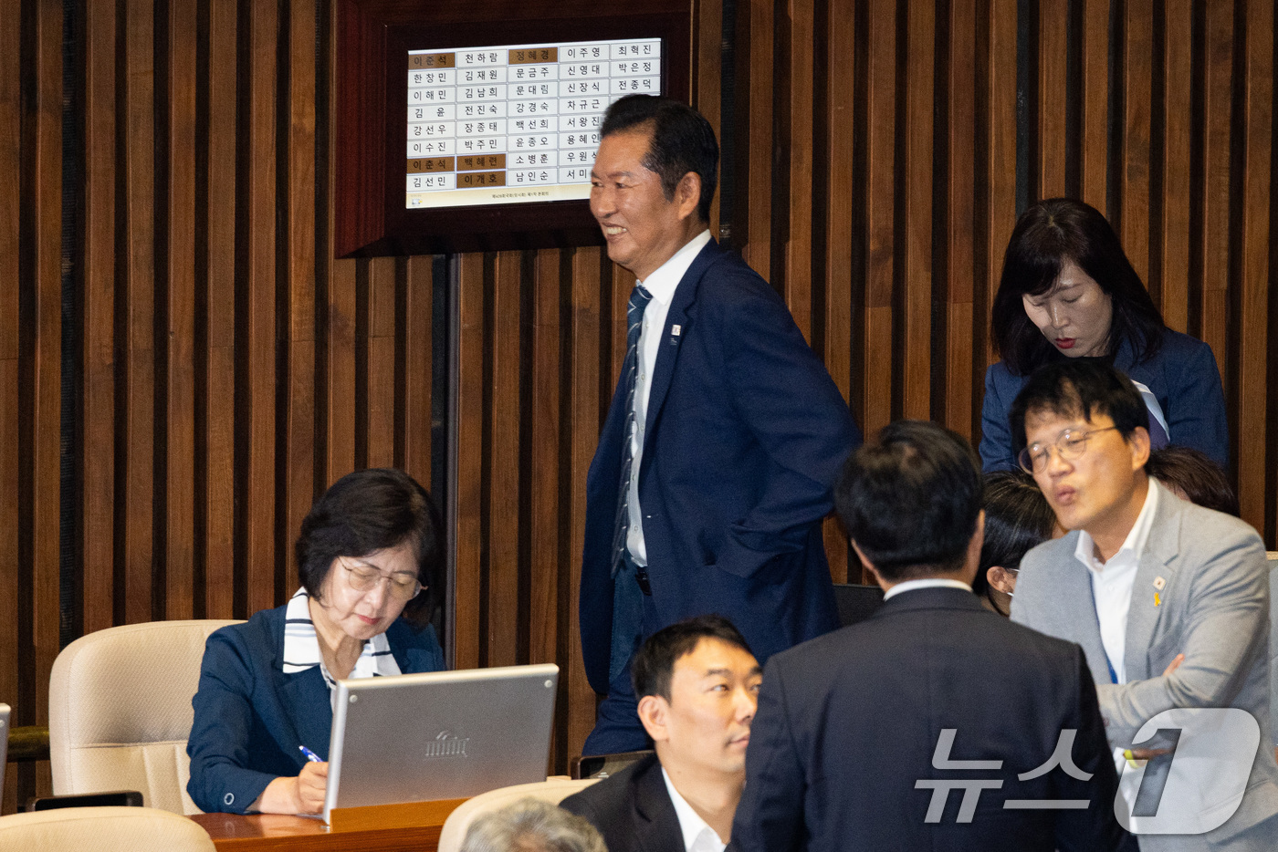 (서울=뉴스1) 유승관 기자 = 정청래 더불어민주당 대표가 21일 서울 여의도 국회에서 열린 제428회 국회(임시회) 제1차 본회의에서 추미애 신임 법제사법위원장 뒤를 지나고 있다 …