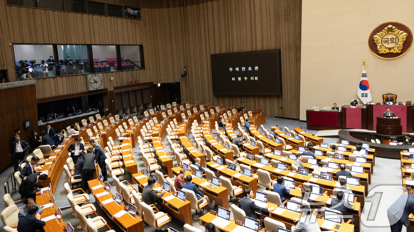 (서울=뉴스1) 이승배 기자 = 최형두 국민의힘 의원이 21일 서울 여의도 국회에서 열린 제428회 국회(임시회) 본회의에서 한국교육방송공사법(EBS법) 개정안에 대한 무제한 토론 …