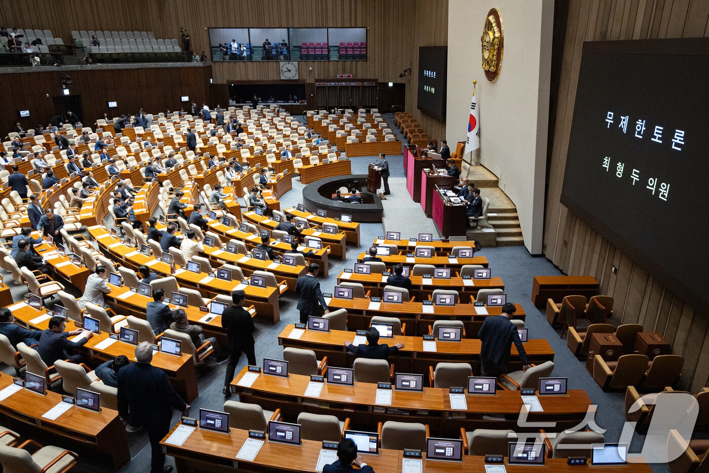 본문 이미지 - 최형두 국민의힘 의원이 21일 서울 여의도 국회에서 열린 제428회 국회&#40;임시회&#41; 제1차 본회의에서 한국교육방송공사법 일부개정법률안&#40;대안&#41;에 대한 무제한 토론을 하고 있다. 2025.8.21/뉴스1 ⓒ News1 유승관 기자