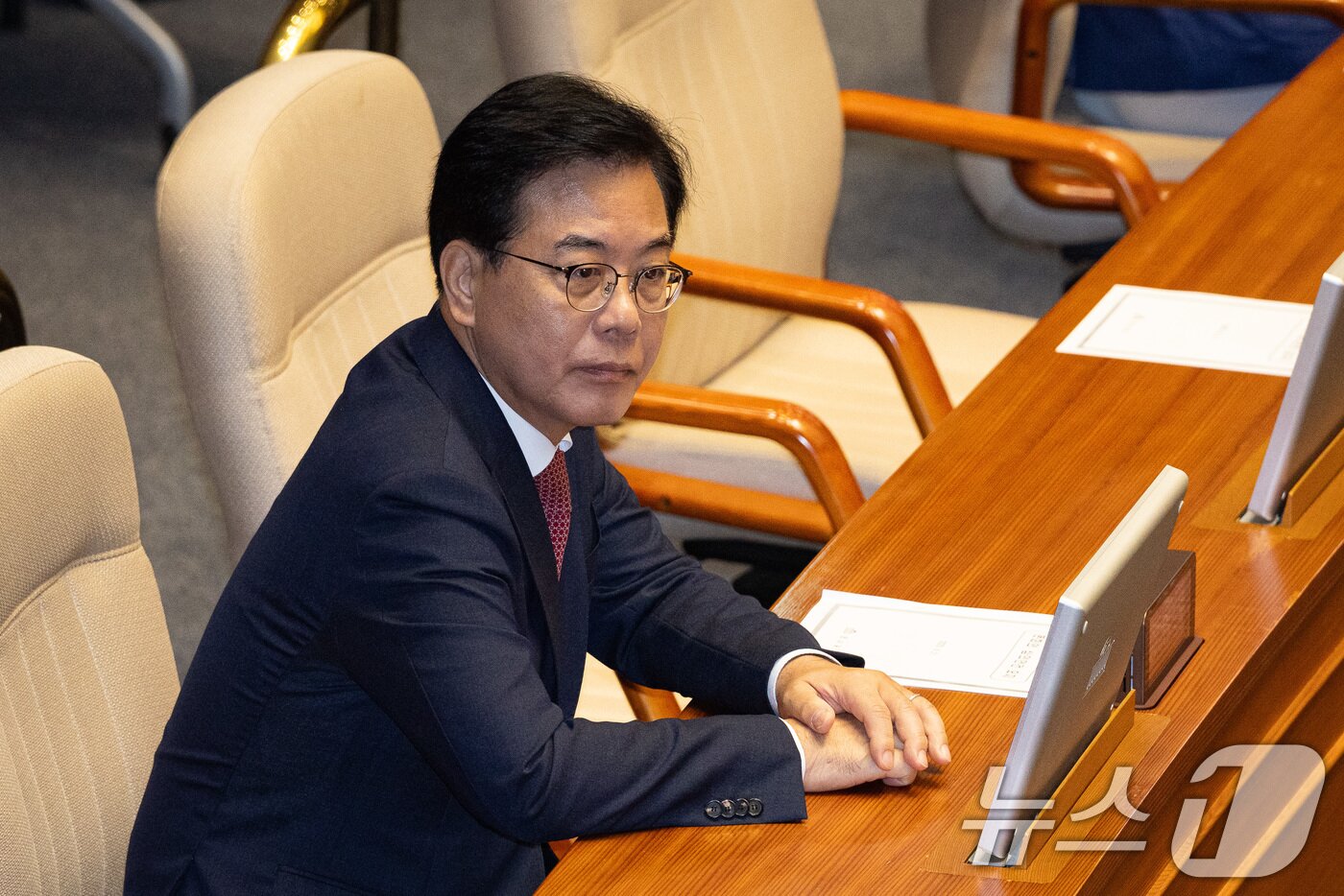 본문 이미지 - 송언석 국민의힘 비상대책위원장 겸 원내대표가 21일 서울 여의도 국회에서 열린 제428회 국회&#40;임시회&#41; 제1차 본회의에서 한국교육방송공사법 일부개정법률안&#40;대안&#41;에 대한 최형두 의원의 무제한 토론을 지켜보고 있다. 2025.8.21/뉴스1 ⓒ News1 유승관 기자