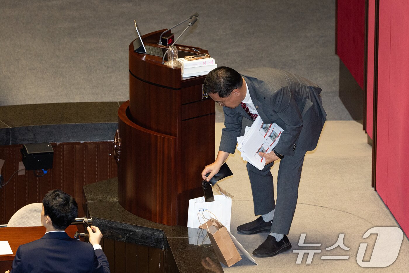 본문 이미지 - 최형두 국민의힘 의원이 21일 서울 여의도 국회에서 열린 제428회 국회&#40;임시회&#41; 제1차 본회의에서 한국교육방송공사법 일부개정법률안&#40;대안&#41;에 대한 무제한 토론을 준비하고 있다. 2025.8.21/뉴스1 ⓒ News1 유승관 기자