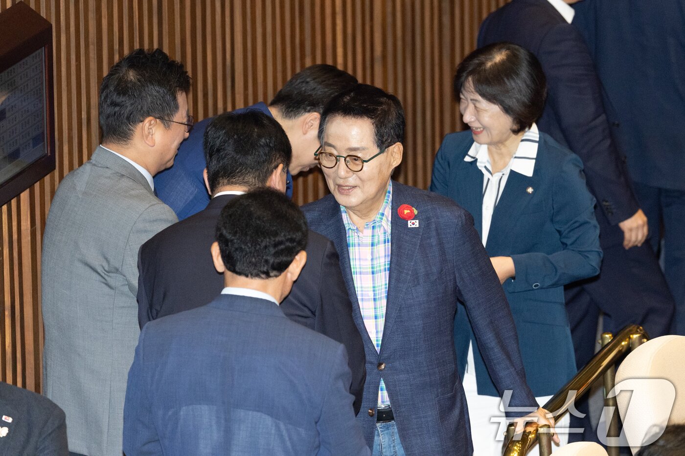 본문 이미지 - 박지원 더불어민주당 의원이 지난 8월 21일 서울 여의도 국회에서 열린 제428회 국회&#40;임시회&#41; 본회의에서 의원들과 인사하고 있다. 2025.8.21/뉴스1 ⓒ News1 이승배 기자