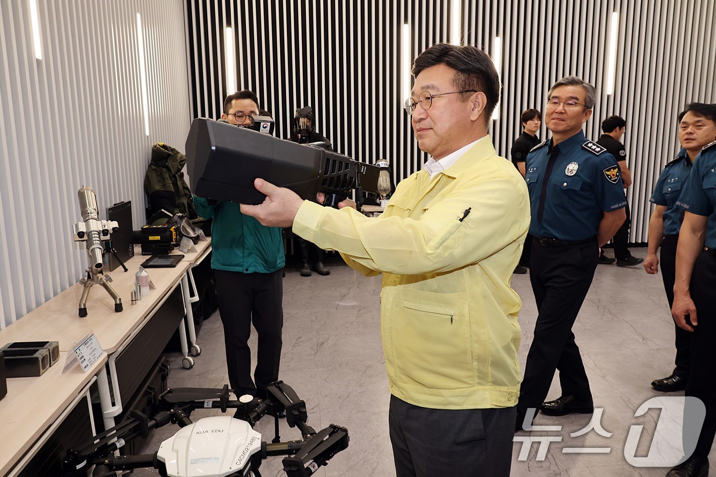 (서울=뉴스1) = 윤호중 행정안전부 장관이 21일 서울 종로구 경찰청을 방문해 2025년 을지연습 상황보고를 청취한 뒤 대테러 작전 장비 등을 살펴보고 있다. (행정안전부 제공. …