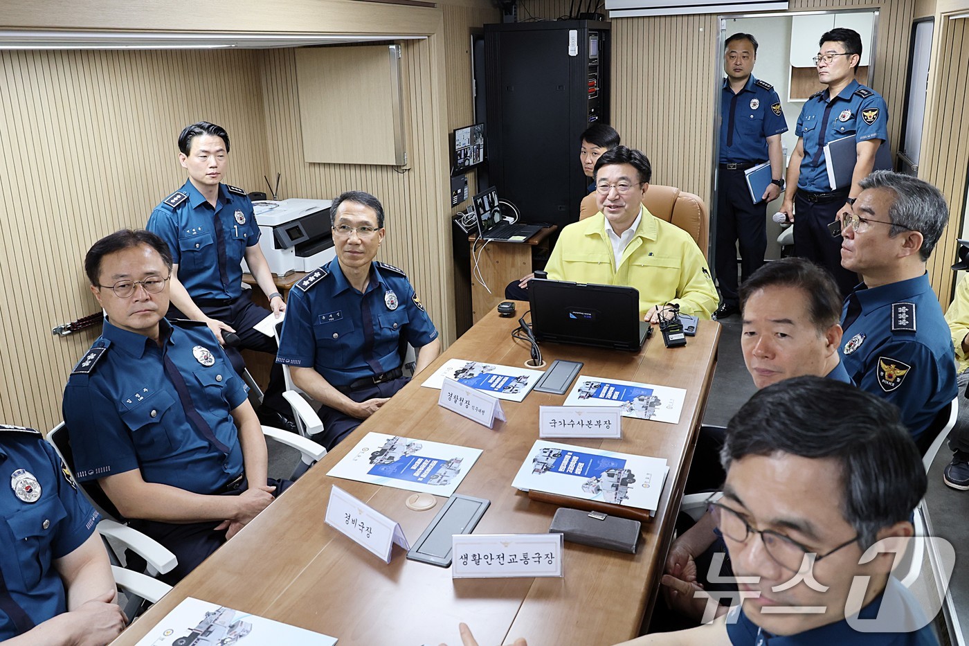 (서울=뉴스1) = 윤호중 행정안전부 장관이 21일 서울 종로구 경찰청을 방문해 2025년 을지연습 상황보고를 청취한 뒤 현장지휘차량에서 인천 연평 파출소, 독도경비대장과 화상통화 …