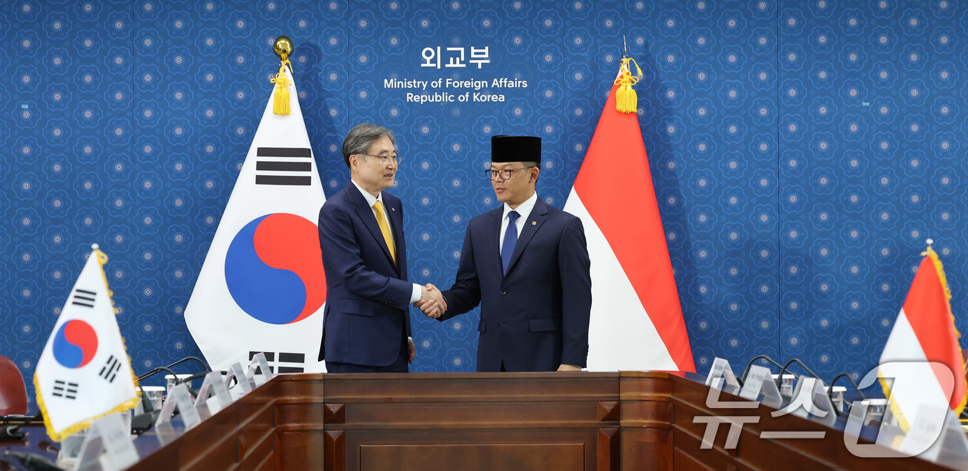 (서울=뉴스1) 임세영 기자 = 조현 외교부 장관이 21일 오전 서울 종로구 외교부 청사에서 열린 한-인도네시아 외교장관회담에서 수기오노 인도네시아 외교장관을 접견하고 있다. 20 …