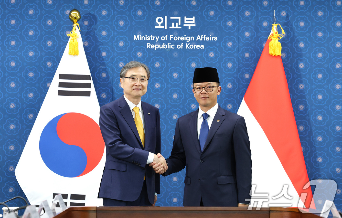 (서울=뉴스1) 임세영 기자 = 조현 외교부 장관이 21일 오전 서울 종로구 외교부 청사에서 열린 한-인도네시아 외교장관회담에서 수기오노 인도네시아 외교장관을 접견하고 있다. 20 …