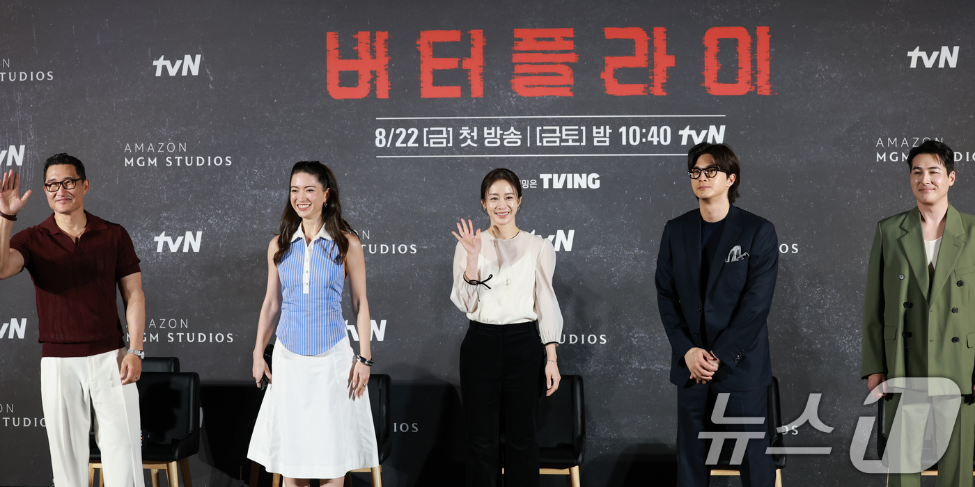 (서울=뉴스1) 권현진 기자 = 배우 대니얼 대 킴(왼쪽부터)과 레이나 하디스티, 김태희, 김지훈, 션 리차드가 21일 오전 서울 용산구 CGV용산아이파크몰에서 열린 아마존 프라임 …