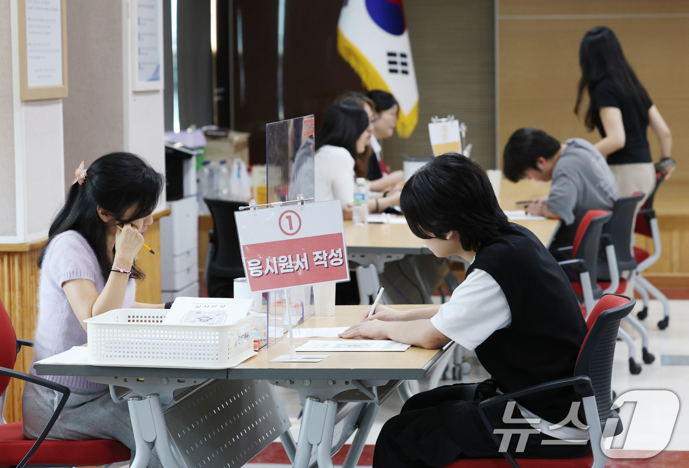 (수원=뉴스1) 김영운 기자 = 2026학년도 대학수학능력시험 응시원서 접수 시작일인 21일 경기 수원시 장안구 수원교육지원청에서 수험생들이 원서 접수를 하고 있다. 2025.8. …