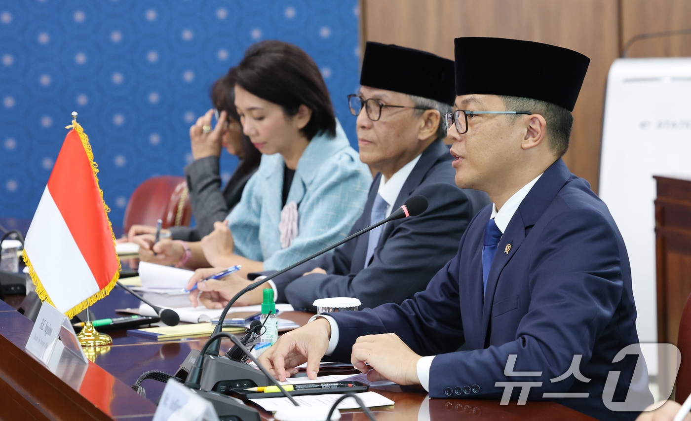 (서울=뉴스1) 임세영 기자 = 수기오노 인도네시아 외교장관이 21일 오전 서울 종로구 외교부 청사에서 열린 한-인도네시아 외교장관회담에서 발언을 하고 있다. 2025.8.21/뉴 …