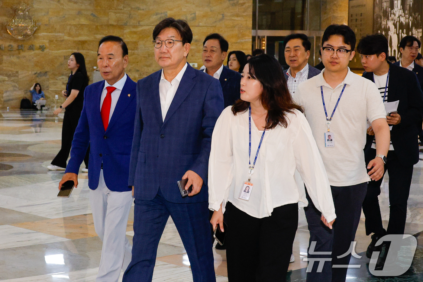 (서울=뉴스1) 안은나 기자 = 권성동 국민의힘 의원이 21일 오전 서울 여의도 국회에서 한국교육방송공사법 개정안(EBS법)에 대한 필리버스터(무제한 토론)가 시작되자 본회의장으로 …