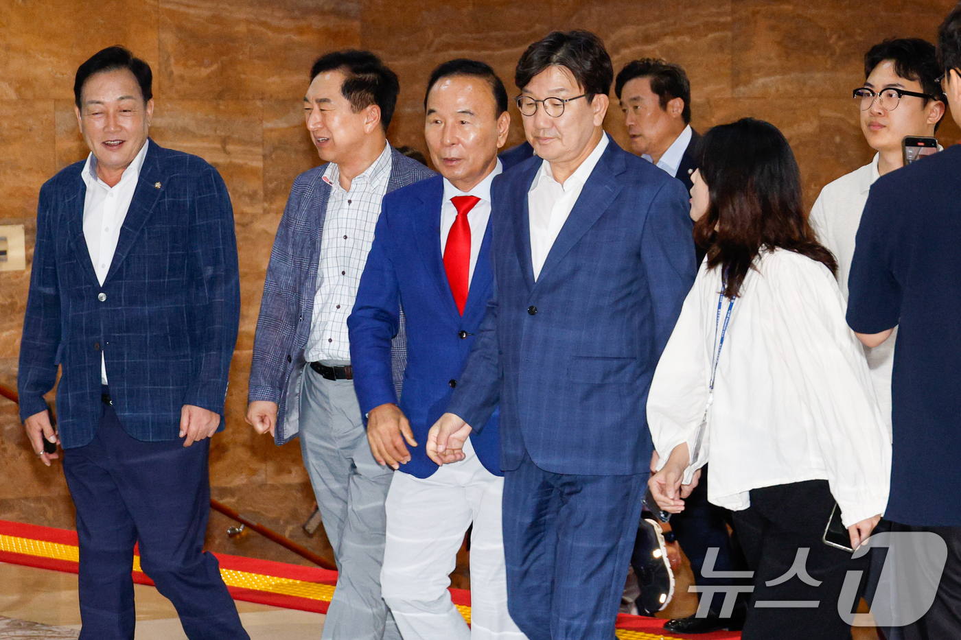 (서울=뉴스1) 안은나 기자 = 권성동 국민의힘 의원이 21일 오전 서울 여의도 국회에서 한국교육방송공사법 개정안(EBS법)에 대한 필리버스터(무제한 토론)가 시작되자 본회의장으로 …